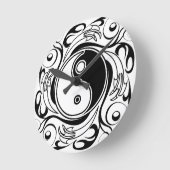Yin & Yang Symbol Black and White Tattoo Style Runde Wanduhr (Winkel)