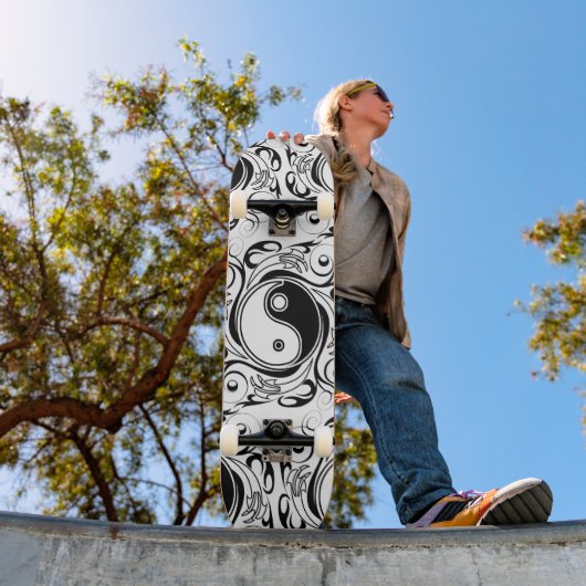 Yin & Yang Symbol Black and White Tattoo Style Skateboard (Außen 1)