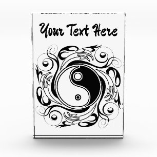Yin & Yang-Symbol Schwarz-Weiß-Tätowierstil Fotoblock