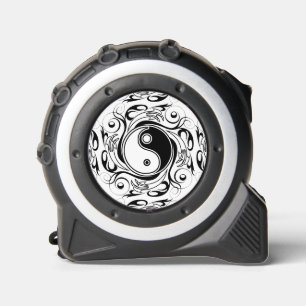 Yin & Yang Symbol Schwarz-Weiß-Tätowierstil Maßband