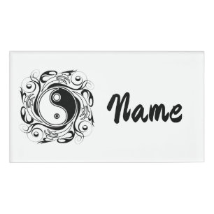 Yin & Yang Symbol Schwarz-Weiß-Tätowierstil Namenschild