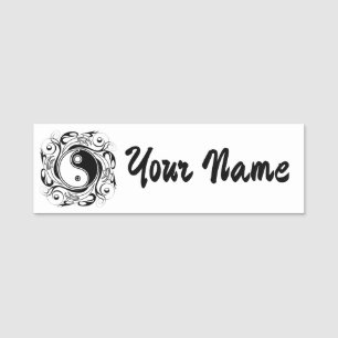 Yin & Yang Symbol Schwarz-Weiß-Tätowierstil Namensschild