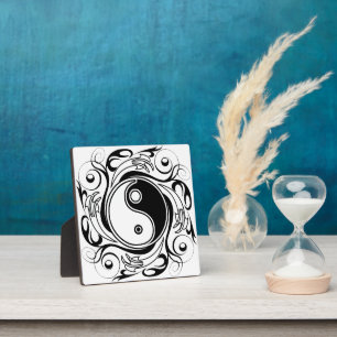 Yin & Yang Symbol Schwarz-Weiß-Tätowierungsstil Fotoplatte