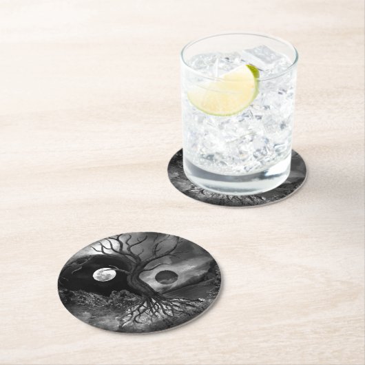 Yin Yang Tree Landschaft Schwarz-Weiß Runder Pappuntersetzer (Vor Ort)