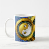 Yin-Yang und goldene Ringe in der Balance /Mug Kaffeetasse (Links)