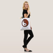 Yin Yang von Shirley Taylor Tasche (Am Model)