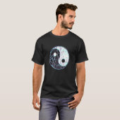 Yin Yang With Glitch Effect In Computer Chip And V T-Shirt (Vorne ganz)