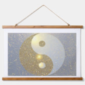 Ying Yang in Gold Wandteppich Mit Holzrahmen (Vorne)