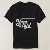 Yma o Hyd Old School typografisches Design T-Shirt (Design vorne)
