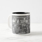 YMCA Herberge, Piccadilly, Manchester, c.1910 Zweifarbige Tasse (Vorderseite Links)