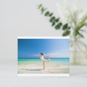 Yoga am Strand, durchgeführt von einer reifen asia Postkarte (Stehend Vorderseite)