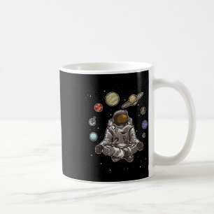 Yoga-Astronaut meditiert im Weltraum und spürt die Kaffeetasse