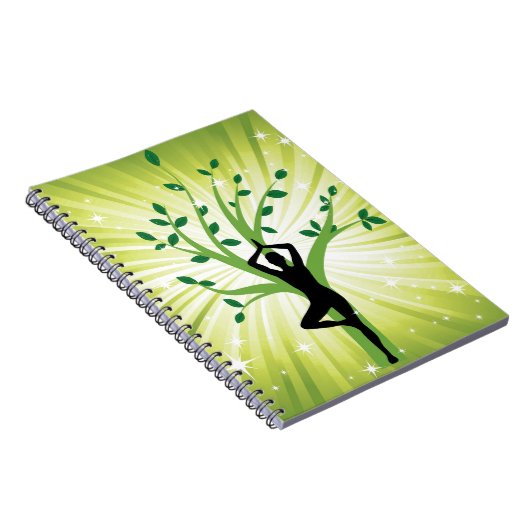 Yoga auf Grün mit wachsendem Baum Notizblock (Rechte Seite)