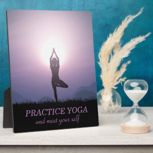 Yoga-Baum-Pose Schwarz Lila Motivationszitat Fotoplatte
