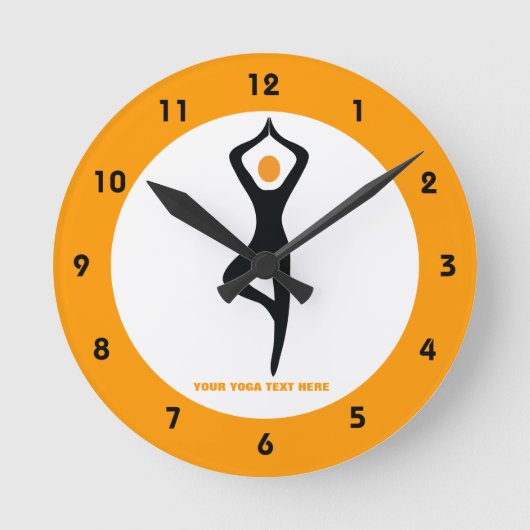 Yoga-Baum-Pose schwarz, orange, kundenspezifisch Runde Wanduhr (Vorderseite)
