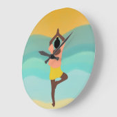 Yoga bei Sonnenaufgang am Meer Große Wanduhr (Winkel)