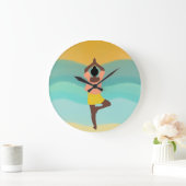 Yoga bei Sonnenaufgang am Meer Große Wanduhr (Zuhause)