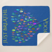 YOGA blaue Sherpa-Decke mit Herz. "JUST BREATH Sherpadecke (Vorderseite (Horizontal))
