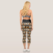 Yoga Buddha in Orange und Schwarz Capri Leggings (Rückseite)