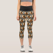 Yoga Buddha in Orange und Schwarz Capri Leggings (Vorderseite)