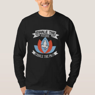 Yoga - Die Zukunft einatmen, die Vergangenheit aus T-Shirt