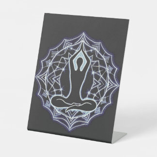 Yoga Flow Collective – Abstrakte Wasserfarbe Medit Sockelschild