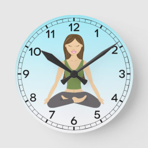 Yoga-Frau in Cartoon-Illustration der Lotussitz-Po Runde Wanduhr