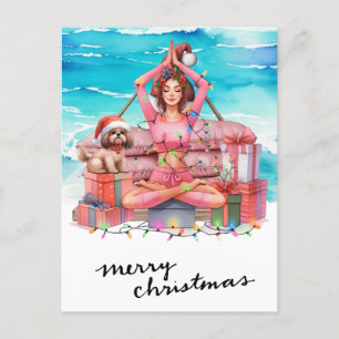 Yoga-Frau mit Geschenk am Strand Weihnachten Thema