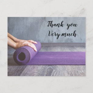 Yoga-Frau rollt Yogamat Postkarte