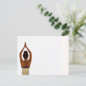 Yoga-Frau streckt ihre Arme aus Postkarte (Stehend Vorderseite)