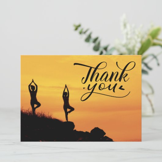 Yoga Frauen im Hintergrund Dankeskarte (Stehend Vorderseite)