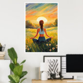 Yoga im Feld bei Sonnenuntergang Poster (Heimbüro)