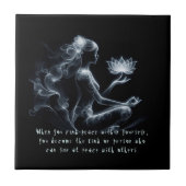 Yoga Instructor Lotus Medizin Pose Glühen Nebel Fliese (Vorderseite)