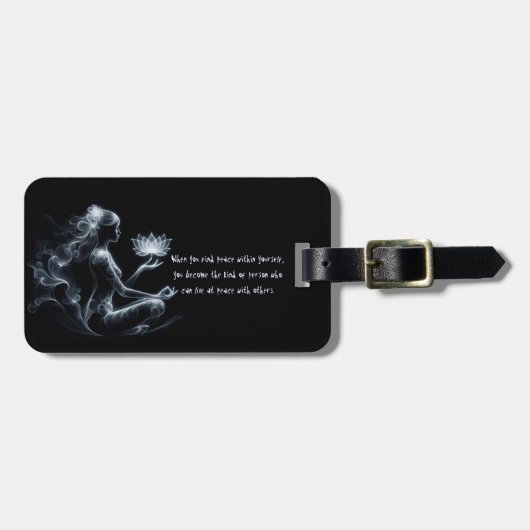 Yoga Instructor Lotus Medizin Pose Glühen Nebel Gepäckanhänger (Vorderseite horizontal)