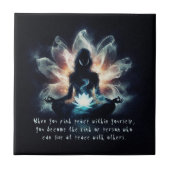 Yoga Instructor Meditation Pose Glühen Mist Lotus Fliese (Vorderseite)