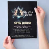 Yoga Instructor Meditation Pose Glühen Mist Lotus Flyer (Hand)