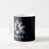 Yoga Instructor Meditation Pose Glühen Mist Lotus Kaffeetasse (Vorderseite Links)