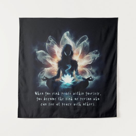 Yoga Instructor Meditation Pose Glühen Mist Lotus Wandteppich (Vorderseite)