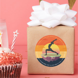 Yoga Instructor Meditation Pose Sun Flying Island Runder Aufkleber