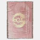 Yoga Instructor Meditation Pose Zen Om Zeichenkett Decke (Vorderseite Vertikal)