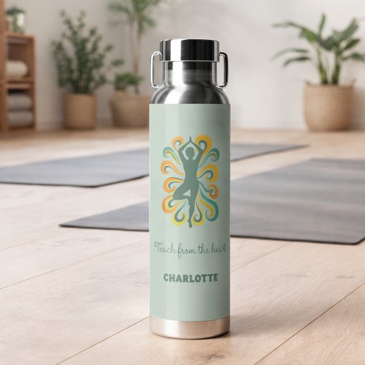 Yoga instructor retro swirls name quote sage green trinkflasche