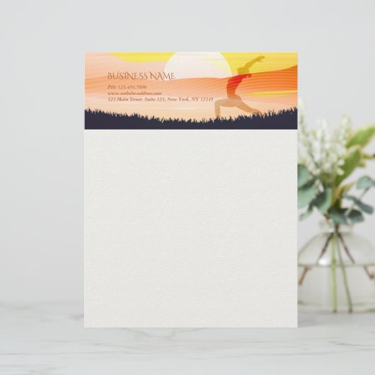 Yoga Instructor Sun Salutation Crescent Moon Pose Briefbogen (Stehend Vorderseite)