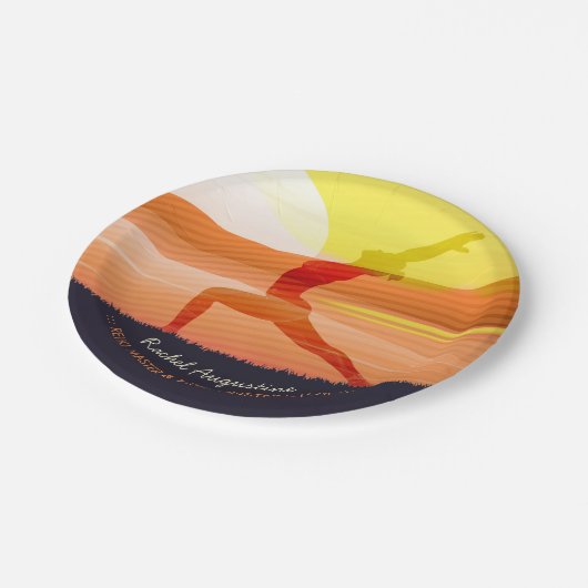 Yoga Instructor Sun Salutation Crescent Moon Pose Pappteller (Schrägansicht)