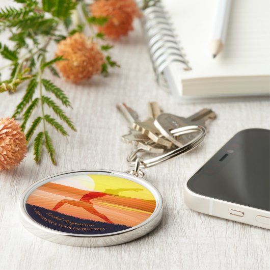 Yoga Instructor Sun Salutation Crescent Moon Pose  Schlüsselanhänger (Seite)