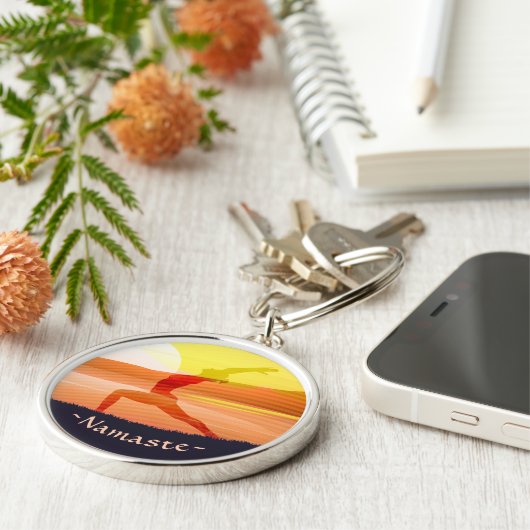 Yoga Instructor Sun Salutation Crescent Moon Pose Schlüsselanhänger (Seite)