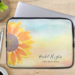 Yoga-Instruktor für personalisiertes Blumenwasser Laptopschutzhülle<br><div class="desc">Dieser einzigartige Lap Top Sleeve ist mit einer gelben Sonnenblume auf einem Aquarellgrund dekoriert. Personalisieren Sie es mit Ihrem Namen und Beruf. Klicken Sie zum Bearbeiten auf den Link "Weiter anpassen" und ändern Sie mit dem Design-Tool Stil, Farben und Größe des Texts. Weil wir unsere eigenen Kunstwerke erstellen, werden Sie...</div>