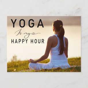 Yoga ist meine Happy Hour Frau beim Yoga posierend Postkarte