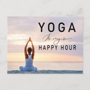 Yoga ist meine Happy Hour Frau in Yoga-Pose Postkarte