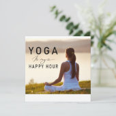 Yoga ist meine Happy Hour Woman posiert Yoga Einladung (Stehend Vorderseite)