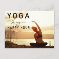 Yoga ist meine Happy Hour Woman posiert Yoga